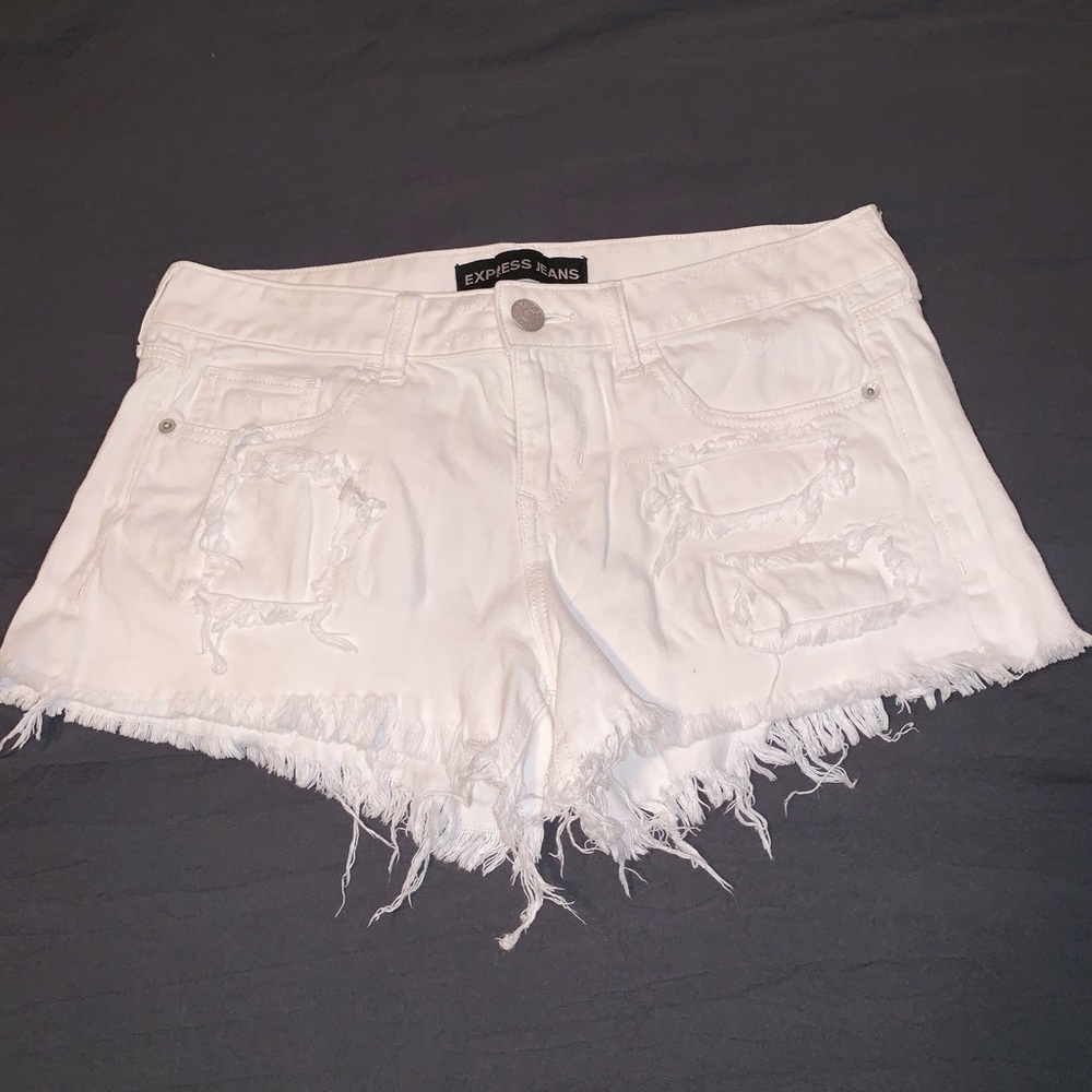 Super cute white cutoff shorts! ❌ NO FLAWS ❌